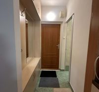 Eingangsbereich in der Ferienwohnung mit Einbauschränken und Kleiderhaken.