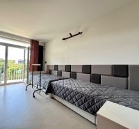 Einzimmerwohnung mit Bett, Sesseln und großen Fenstern, in Košice auf der Kysucká.