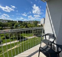 Der Balkon eines Einzimmerapartments in der Kysucká-Straße in Košice mit Blick auf das Grün.