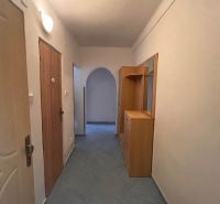 Flur mit Fliesen, Einbaumöbel und ein Bogenübergang in einer 2-Zimmer-Wohnung.