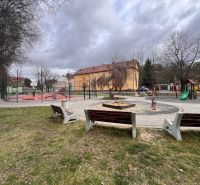 In Ružomberok gibt es einen Kinderspielplatz mit Schaukeln, Bänken und einem multifunktionalen Sportplatz.