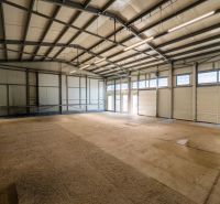Industrielles Interieur mit Beleuchtung und Stahlkonstruktion, geeignet für besondere Immobilien.
