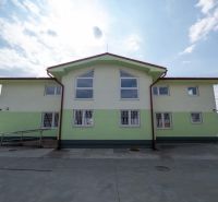 Gebäude mit grüner Fassade, Parkplatz, Stavebná, Majer, Banská Bystrica, Besondere Immobilien.