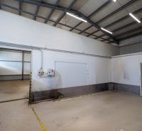 Industrielles Interieur mit weißen Wänden und Betonboden. Besondere Immobilien.