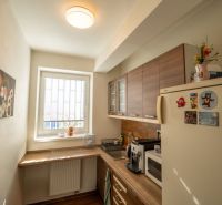 Küche mit Geräten, Boden mit Holzdekor, Besondere Immobilien.