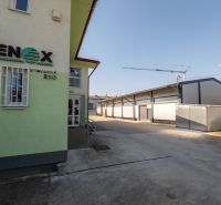 Industriegebiet in Stavebná, Majer, Bezirk Banská Bystrica mit Verwaltungsgebäude.