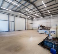 Industriefläche in der Kategorie Besondere Immobilien mit hoher Decke und Beleuchtung.