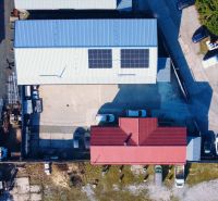 Die Dächer der Gebäude mit Solarpaneelen und der Parkplatz, Stavebná v Majeri, Banská Bystrica.