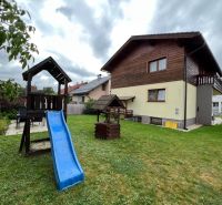 Ein Holzhaus mit Garten in der Straße Hony in Liptovský Mikuláš, Spielrutsche.