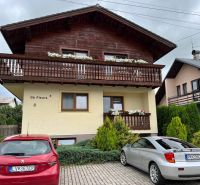 Ein zweistöckiges Haus mit Garten und Blumen auf der Terrasse, Hony, Liptovský Mikuláš.