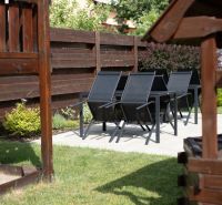 Ein Garten in Liptovský Mikuláš in Hony mit einem Tisch und Stühlen am Holzzaun.