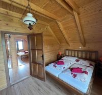 Holzinterieur der Hütte mit Bett und Lampe, Boden mit Holzdekor.