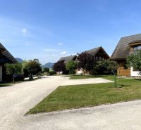 Eine Hütte in Liptovská Sielnica mit schön gepflegter Umgebung und Blick auf die Berge.