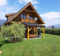 Ein Ferienhaus in Liptovská Sielnica, umgeben von Grün und einer malerischen Berglandschaft.