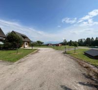 Hütte in Liptovská Sielnica, Zufahrtsstraße, Rasenfläche und Blick auf die Berge.