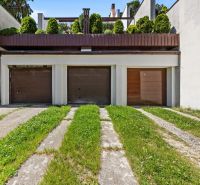 Garagen eines Einfamilienhauses in der Talichova-Straße in Bratislava - Dúbravka mit Gründach.