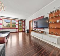Wohnzimmer mit Holzboden in einem Einfamilienhaus mit luftigem Interieur.