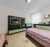 Kinderzimmer mit Bett, Fernseher und Möbeln, Boden mit Holzdekor.