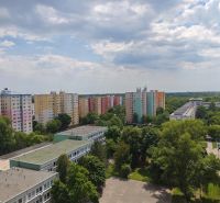Bratislava-Petržalka, Lachova: Bunte Wohnblöcke umgeben von Grünflächen und städtischer Umgebung.
