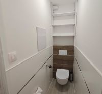 Gemütliches Badezimmer mit Holzboden in einer Einzimmerwohnung.