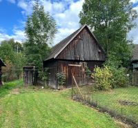 Holzlandwirtschaftsgebäude im Garten eines Einfamilienhauses in Stankovany.