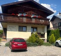 Ein Holzhaus mit Balkon und Parkplatz in Liptovský Mikuláš.