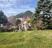 Ein Einfamilienhaus in der Makovického-Straße in Ružomberok, umgeben von Grün und mit Bergen im Hintergrund.