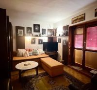 Wohnzimmer mit bequemen Sitzgelegenheiten, Dekorationen und Holzboden in einem Einfamilienhaus.