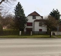 Ein Einfamilienhaus in der Makovického-Straße in Ružomberok, umgeben von Bäumen und einem Zaun.