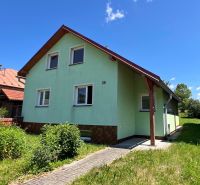 Ein Einfamilienhaus in Polomka mit einer hellen Fassade und einem gepflegten Garten.