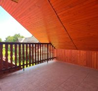 Dachterrasse mit Blick auf den Garten in einem Einfamilienhaus in Polomka.