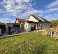 Ein Einfamilienhaus in der Krmeš-Straße in Liptovský Mikuláš mit Garage und Garten.