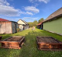 Garten bei einem Einfamilienhaus in Krmeš in Liptovský Mikuláš mit Hochbeeten.