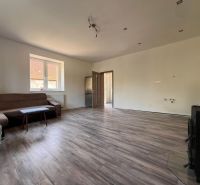 Wohnzimmer in einem Einfamilienhaus mit Holzboden und Sofa.