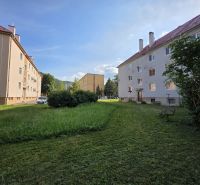 Gebäude und Parkfläche in der Golianova-Straße in Banská Bystrica, geeignet für eine 2-Zimmer-Wohnung.