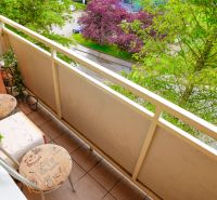 Balkon mit Blick auf grüne Bäume in einer 2-Zimmer-Wohnung in der Trenčianska in Nová Dubnica.