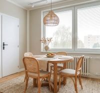 Essbereich mit Holztisch und Stühlen in einer 2-Zimmer-Wohnung.