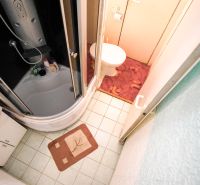 Komfortables Badezimmer in einer 2-Zimmer-Wohnung mit Badewanne, Waschbecken und Toilette.