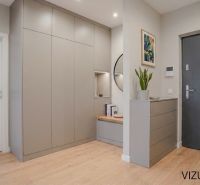 Eingangsflur in einer 2-Zimmer-Wohnung mit Holzboden, Einbauschränken und Dekorationen.