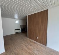 2-Zimmer-Wohnung mit Holzboden und weißen Wänden.