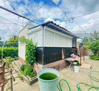 Ein Haus in der Straße in Nové Zámky mit Hof und Garten, Außenausstattung.
