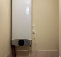 Warmwasserbereiter im Badezimmer einer 3-Zimmer-Wohnung.