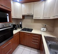 Küche mit Eckküche und Geräten in einer 3-Zimmer-Wohnung, Keramikfliesen.