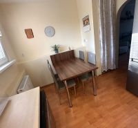 Essbereich mit Tisch und Stühlen in einer 3-Zimmer-Wohnung mit Holzboden.