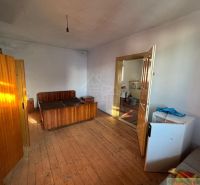 Schlafzimmer im Einfamilienhaus mit Holzboden-Dekor, einfache Einrichtung.