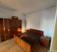 Schlafzimmer mit Retro-Möbeln und Holzboden in einem Einfamilienhaus.