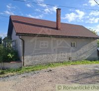 Ein Einfamilienhaus in Šumiac mit einer einfachen Fassade und einem schrägen Dach.