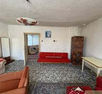 Wohnzimmer in einem Einfamilienhaus mit Sitzgarnitur und Kachelofen.