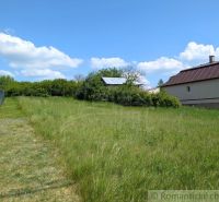 Grünflächen zum Wohnen in Karna mit Blick auf das Haus und den blauen Himmel.