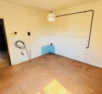 Innenraum eines Einfamilienhauses mit weißen Wänden und einem Boden in Holzoptik.